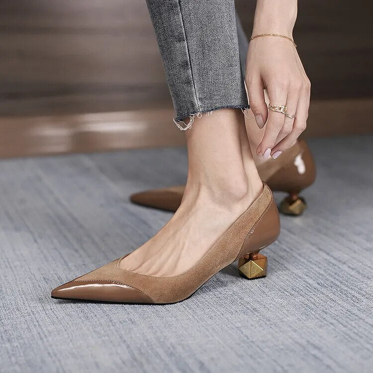 Golden Cube Heel Shoes [Beige/Black]