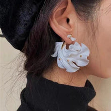 Load image into Gallery viewer, Intricate Flower Earrings
