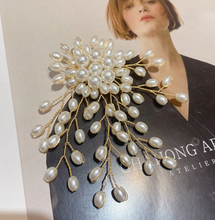 Load image into Gallery viewer, Pearl Flower Brooch
